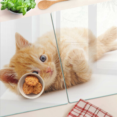 Schneidebrett mit rotem Kätzchen vor weißem Hintergrund