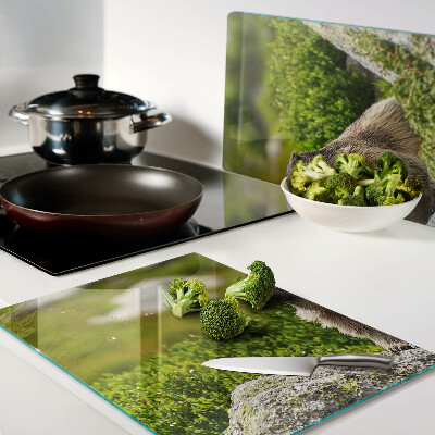 Glas Schneidebrett mit einem Murmeltier vor grünem Grashintergrund