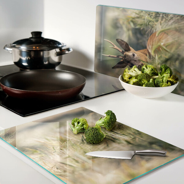 Schneidebrett Ein Kitz auf dem Feld