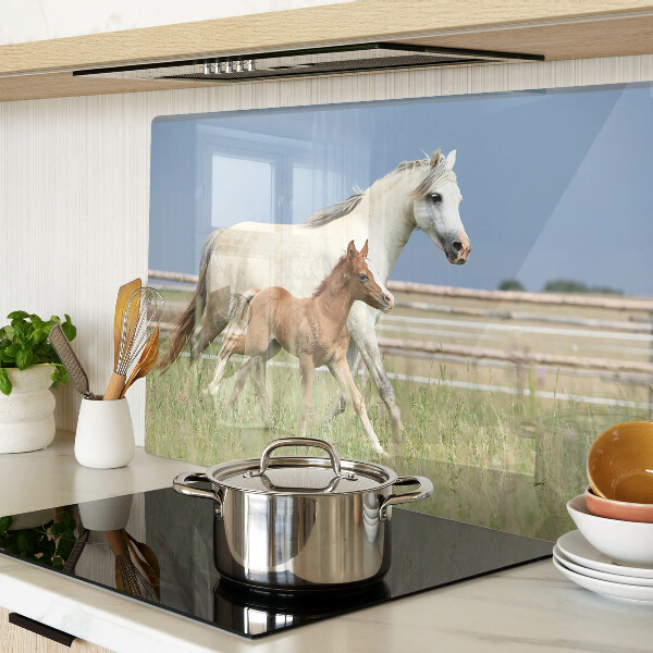 Schneidebrett Glas mit Motiv eines Pferdes und seines Fohlens auf einer Wiese