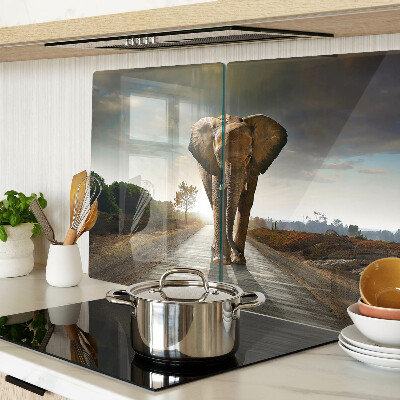 Schneidebrett Glas mit Motiv eines Elefanten auf der Straße bei Sonnenuntergang