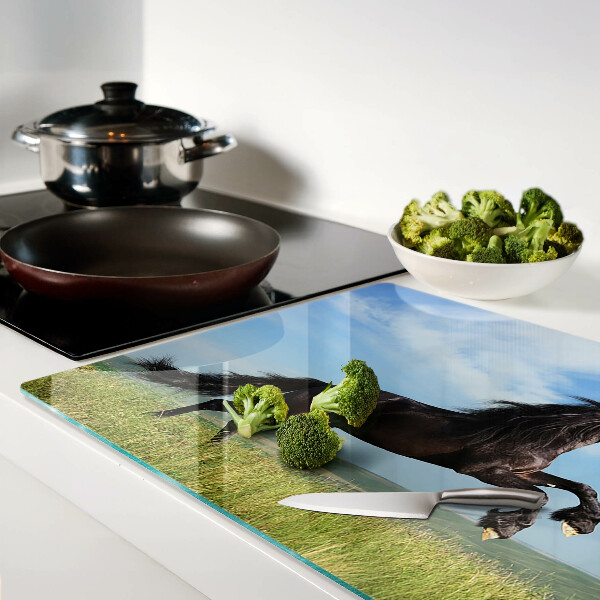 Glas-Schneidebrett mit Motiv eines schwarzen Pferdes auf der Wiese