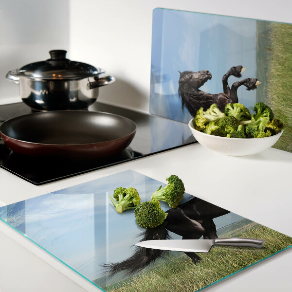 Glas-Schneidebrett mit Motiv eines schwarzen Pferdes auf der Wiese