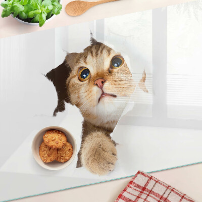 Schneidebrett Eine Katze, die durch ein Loch in der Wand schaut.