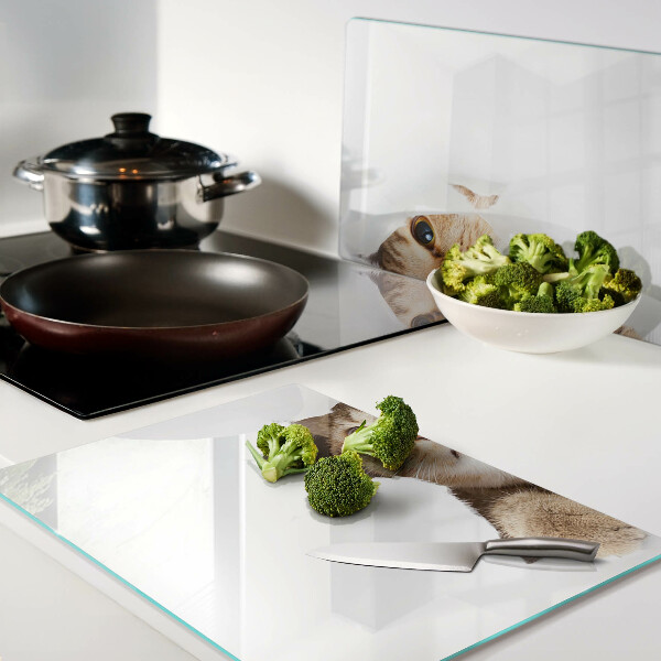 Schneidebrett Eine Katze, die durch ein Loch in der Wand schaut.