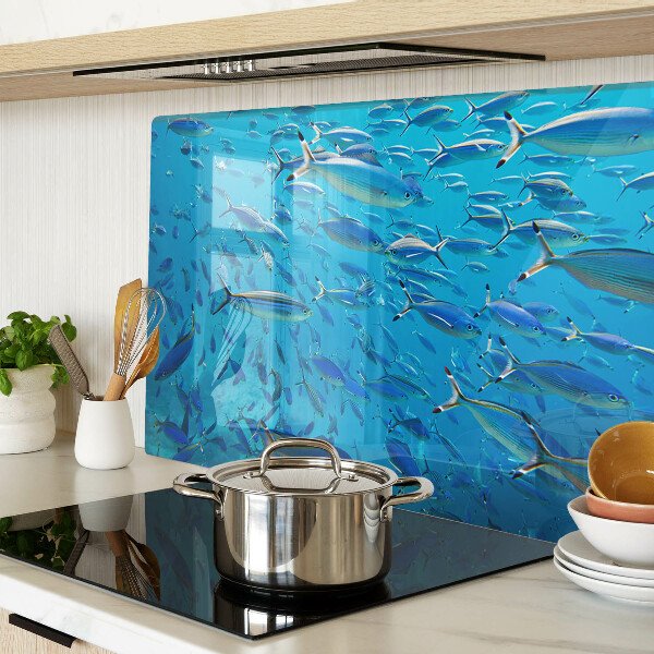 Schneidebrett Ein Fischschwarm in klarem Wasser