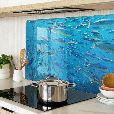 Schneidebrett Ein Fischschwarm in klarem Wasser