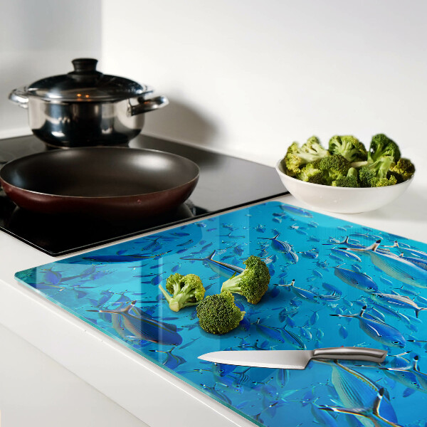 Schneidebrett Ein Fischschwarm in klarem Wasser