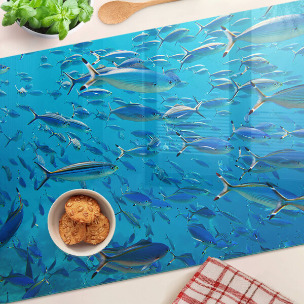 Schneidebrett mit Motiv eines Fischschwarms in klarem Wasser