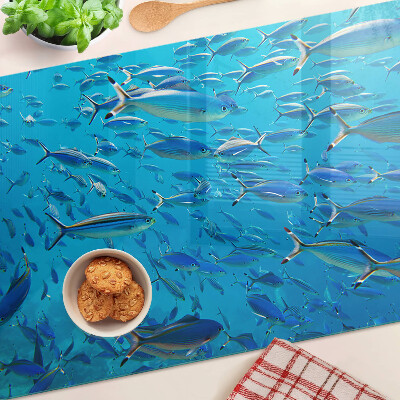 Schneidebrett mit Motiv eines Fischschwarms in klarem Wasser