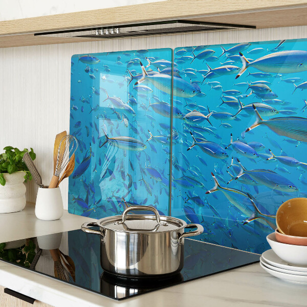 Schneidebrett mit Motiv eines Fischschwarms in klarem Wasser