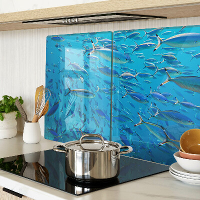 Schneidebrett Ein Fischschwarm in klarem Wasser