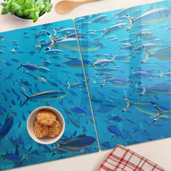 Schneidebrett Ein Fischschwarm in klarem Wasser