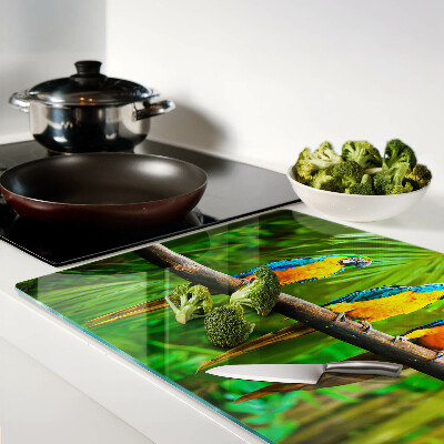 Schneidebrett Papageien auf einem Ast in den Tropen