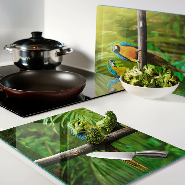 Schneidebrett Papageien auf einem Ast in den Tropen