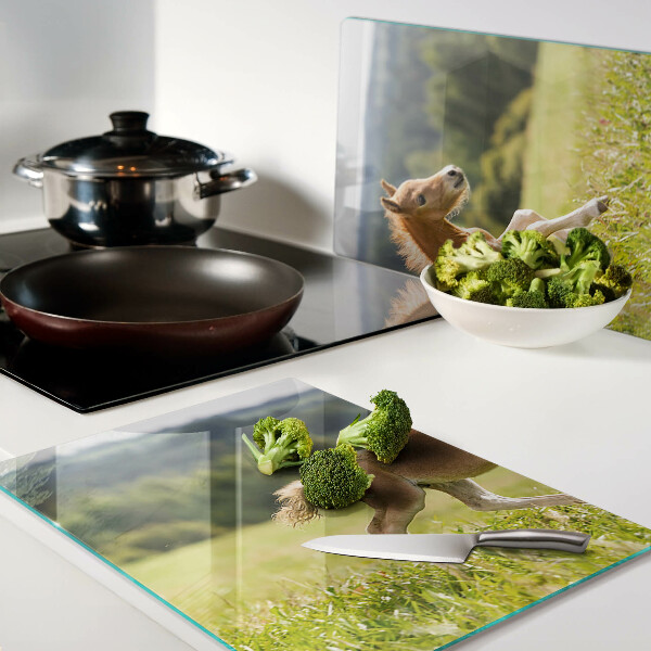 Glas schneidebrett Fohlen auf der Wiese