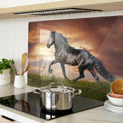 Schneidebrett Ein Pferd vor dem Hintergrund der untergehenden Sonne