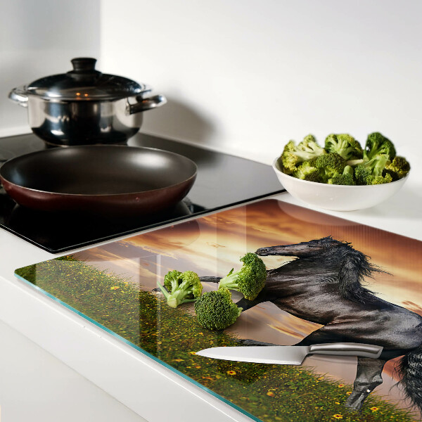 Schneidebrett Ein Pferd vor dem Hintergrund der untergehenden Sonne