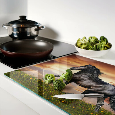 Schneidebrett Ein Pferd vor dem Hintergrund der untergehenden Sonne