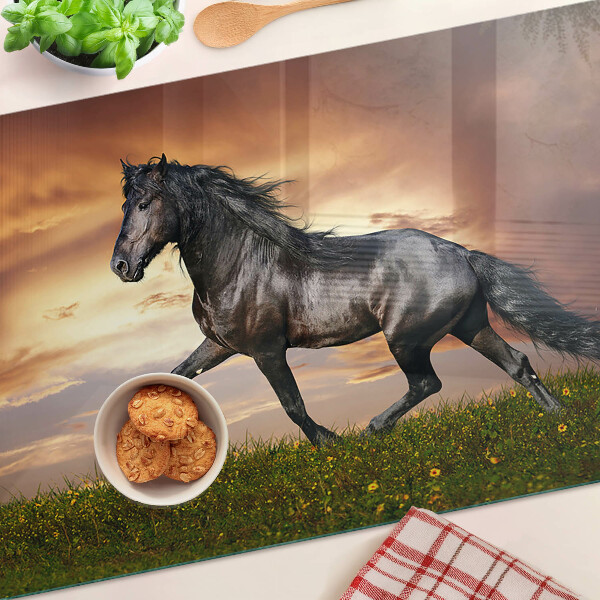 Schneidebrett Ein Pferd vor dem Hintergrund der untergehenden Sonne