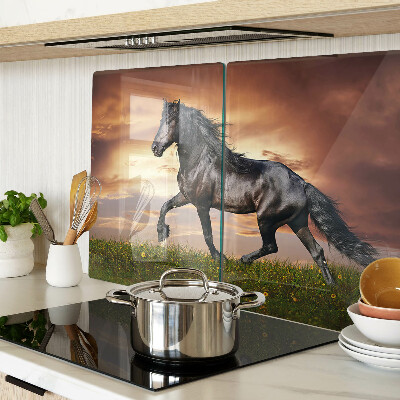 Schneidebrett mit einem Motiv eines Pferdes vor dem Hintergrund einer untergehenden Sonne