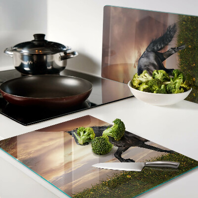 Schneidebrett Ein Pferd vor dem Hintergrund der untergehenden Sonne