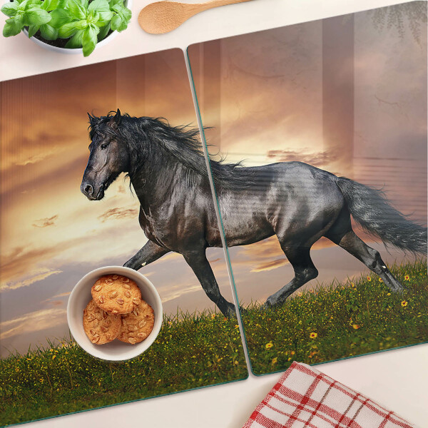 Schneidebrett mit einem Motiv eines Pferdes vor dem Hintergrund einer untergehenden Sonne