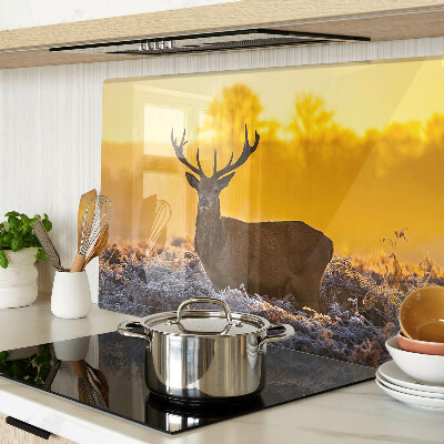 Schneidebrett mit Motiv eines Rehs vor einer morgendlichen Landschaft