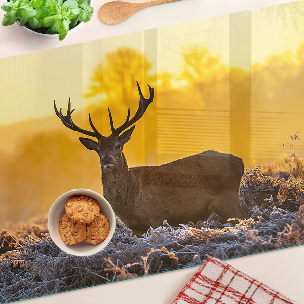 Schneidebrett Ein Reh vor dem Hintergrund einer morgendlichen Landschaft