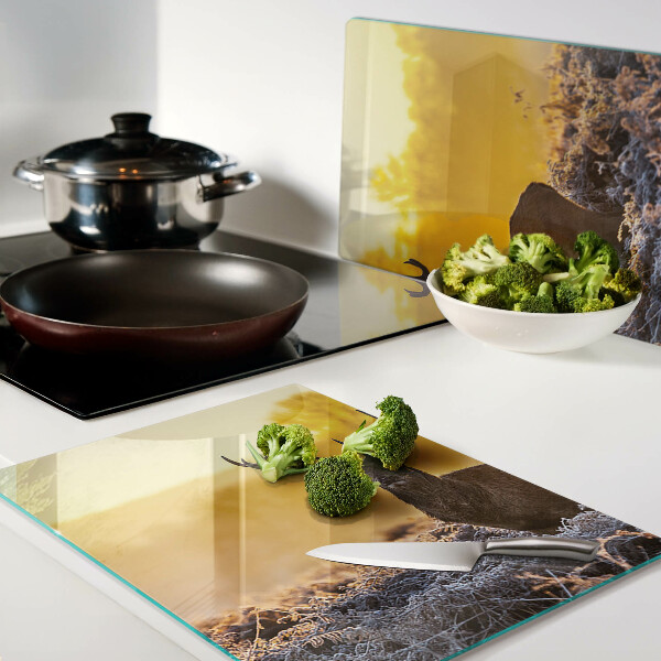 Schneidebrett Ein Reh vor dem Hintergrund einer morgendlichen Landschaft