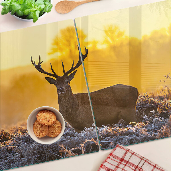 Schneidebrett mit Motiv eines Rehs vor einer morgendlichen Landschaft