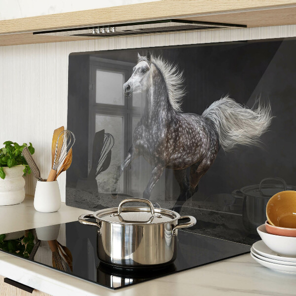 Glas schneidebrett Ein geflecktes Pferd auf der Flucht