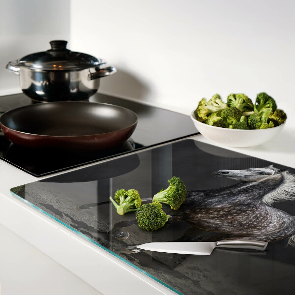 Glas schneidebrett Ein geflecktes Pferd auf der Flucht