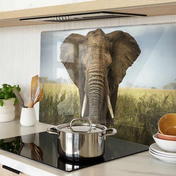 Schneidebrett Ein Elefant vor der Kulisse der afrikanischen Savanne