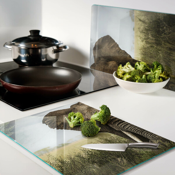 Schneidebrett Ein Elefant vor der Kulisse der afrikanischen Savanne