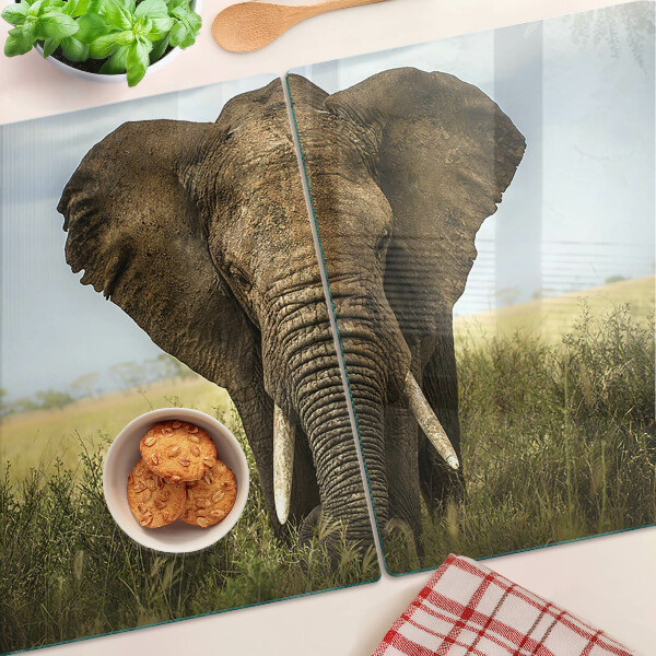 Schneidebrett mit Motiv eines Elefanten vor der Kulisse der afrikanischen Savanne