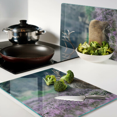 Glas Schneidebrett mit Hirschen in einer Lavendellandschaft