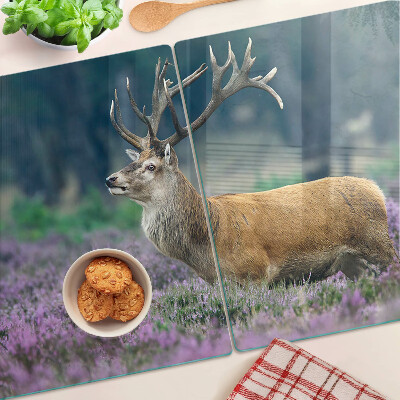 Glas Schneidebrett mit Hirschen in einer Lavendellandschaft