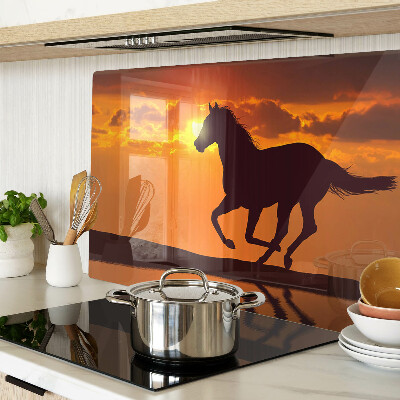 Schneidebrett Ein Pferd vor dem Hintergrund der untergehenden Sonne