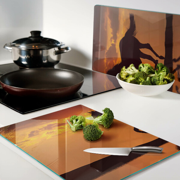 Schneidebrett Ein Pferd vor dem Hintergrund der untergehenden Sonne