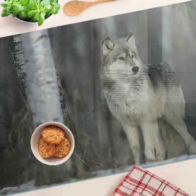 Glas-Schneidebrett mit einem Motiv eines Wolfes in einer Waldumgebung