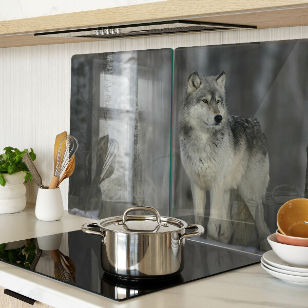 Glas-Schneidebrett mit einem Motiv eines Wolfes in einer Waldumgebung