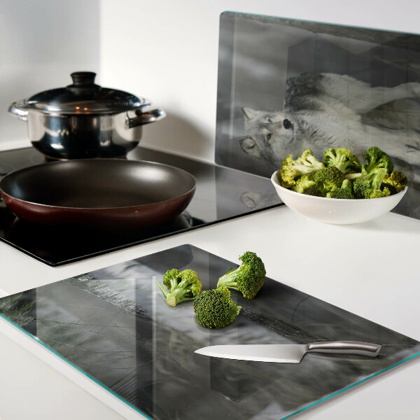 Glas-Schneidebrett mit einem Motiv eines Wolfes in einer Waldumgebung