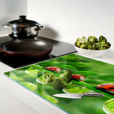 Schneidebrett glas Marienkäfer auf Blättern mit Wassertropfen