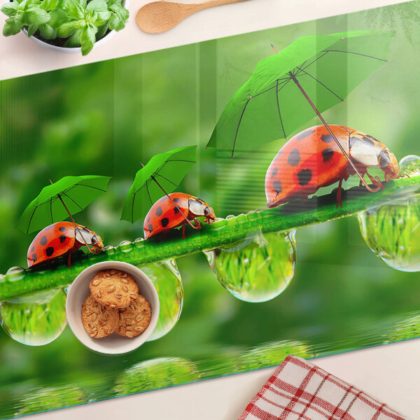 Schneidebrett glas Marienkäfer auf Blättern mit Wassertropfen