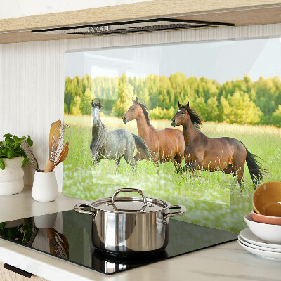 Schneidebrett Ein Treffen von Pferden auf dem Feld