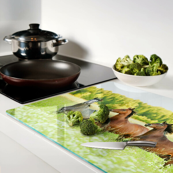 Schneidebrett Ein Treffen von Pferden auf dem Feld