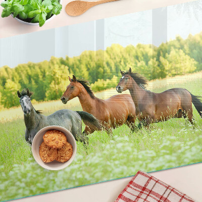 Schneidebrett Ein Treffen von Pferden auf dem Feld