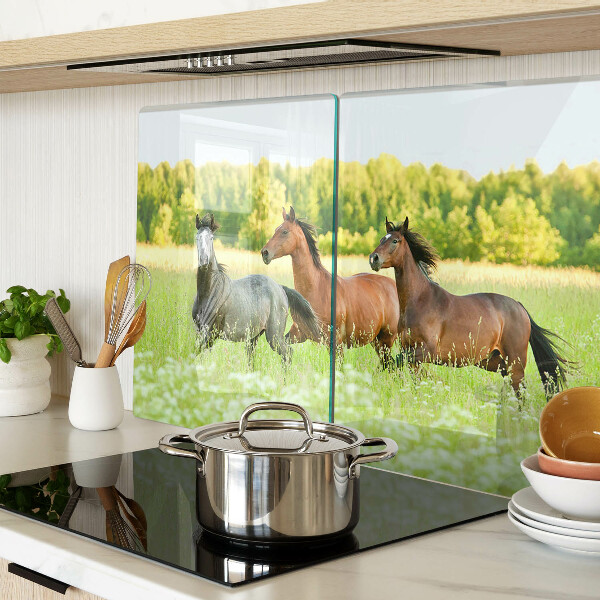 Schneidebrett Ein Treffen von Pferden auf dem Feld