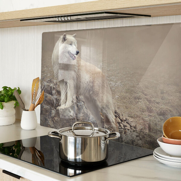 Schneidebrett Wolf auf einem felsigen Berg